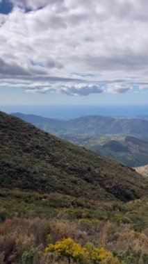 Fırtına gününde Maroma 'ya yürüyüş parkurundan panoramik manzara, Sierra Tejeda, İspanya 