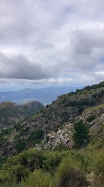 Fırtına gününde Maroma tepesine doğru yürüyüş yolunda sis ve bulutlar, Sierra Tejeda, İspanya 