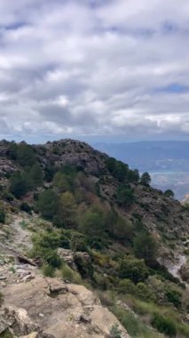 Fırtına gününde Maroma tepesine doğru yürüyüş yolunda sis ve bulutlar, Sierra Tejeda, İspanya 