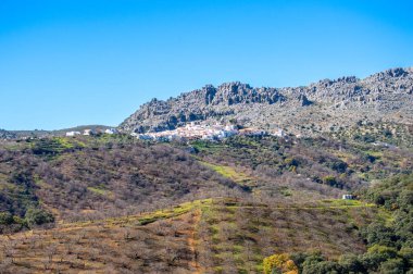 Genal Vadisi 'nin panoramik manzarası, Sierra de las Nievas Ulusal Parkı, Endülüs, İspanya