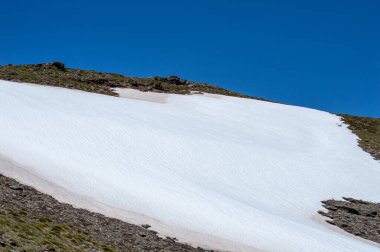 Karlı dağların panoramik manzarası bahar mevsiminde Mulhacen tepesine yürüyüş parkurunda, Sierra Nevada, Endülüs, İspanya