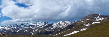 Karlı dağların panoramik manzarası bahar mevsiminde Mulhacen tepesine yürüyüş parkurunda, Sierra Nevada, Endülüs, İspanya