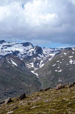 Karlı dağların panoramik manzarası bahar mevsiminde Mulhacen tepesine yürüyüş parkurunda, Sierra Nevada, Endülüs, İspanya