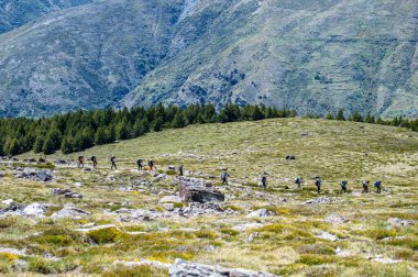 SIERRA NEVADA, İspanya - 11 Mayıs 2024: 11 Mayıs 2024 'te İspanya' nın Sierra Nevada Ulusal Parkı 'nda Mulhacen zirvesine yürüyüş