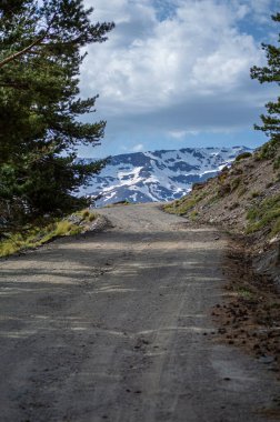 Otopark Hoya del Portillo yolu karlı dağlarda arka plan, Sierra Nevada sıradağları, Endülüs, İspanya