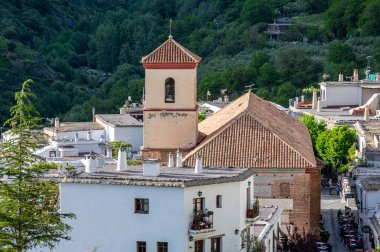 SIERRA NEVADA, İspanya - 11 Mayıs 2024: Sierra Nevada Ulusal Parkı 'ndaki tipik İspanyol köyü, 11 Mayıs 2024