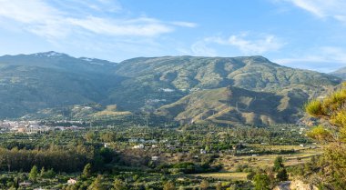 SIERRA NEVADA, İspanya - 11 Mayıs 2024: Sierra Nevada Ulusal Parkı 'ndaki tipik İspanyol köyü, 11 Mayıs 2024