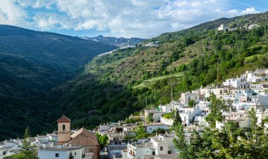 SIERRA NEVADA, İspanya - 11 Mayıs 2024: Sierra Nevada Ulusal Parkı 'ndaki tipik İspanyol köyü, 11 Mayıs 2024
