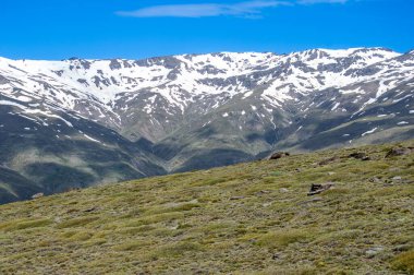 Karlı dağların panoramik manzarası bahar mevsiminde Mulhacen tepesine yürüyüş parkurunda, Sierra Nevada, Endülüs, İspanya