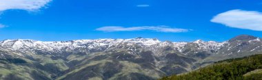 Karlı dağların panoramik manzarası bahar mevsiminde Mulhacen tepesine yürüyüş parkurunda, Sierra Nevada, Endülüs, İspanya