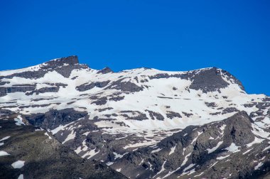 Karlı dağların panoramik manzarası bahar mevsiminde Mulhacen tepesine yürüyüş parkurunda, Sierra Nevada, Endülüs, İspanya