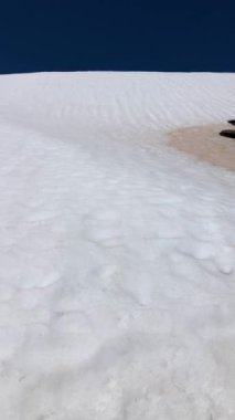 Karlı dağların panoramik manzarası bahar mevsiminde Mulhacen tepesine yürüyüş parkurunda, Sierra Nevada, Endülüs, İspanya