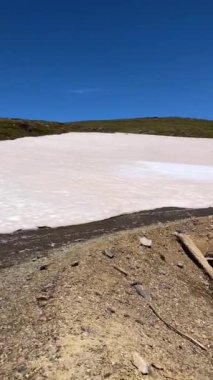 Karlı dağların panoramik manzarası bahar mevsiminde Mulhacen tepesine yürüyüş parkurunda, Sierra Nevada, Endülüs, İspanya