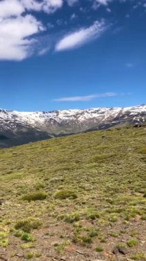 Karlı dağların panoramik manzarası bahar mevsiminde Mulhacen tepesine yürüyüş parkurunda, Sierra Nevada, Endülüs, İspanya