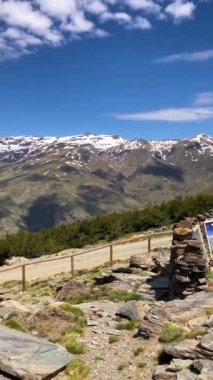 SIERRA NEVADA, İspanya - 11 Mayıs 2024: 11 Mayıs 2024 'te İspanya' nın Sierra Nevada Ulusal Parkı 'nda Mulhacen zirvesine yürüyüş