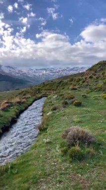 İlkbaharda eriyen kardan akan su akıntısı, Sierra Nevada, Endülüs, İspanya