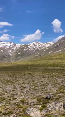 Karlı dağların panoramik manzarası bahar mevsiminde Mulhacen tepesine yürüyüş parkurunda, Sierra Nevada, Endülüs, İspanya