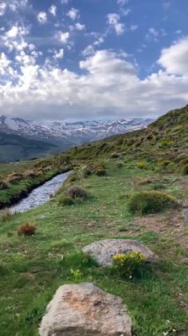 İlkbaharda eriyen kardan akan su akıntısı, Sierra Nevada, Endülüs, İspanya