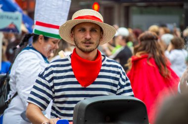 FUENGIROLA, İspanya - 1 Mayıs 2024: Fuengirola, İspanya 'daki Uluslararası Fuar Fuarı' nın açılış töreni