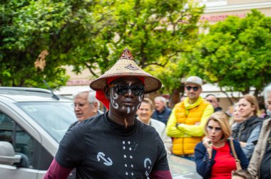 FUENGIROLA, İspanya - 1 Mayıs 2024: Fuengirola, İspanya 'daki Uluslararası Fuar Fuarı' nın açılış töreni