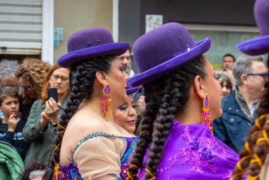 FUENGIROLA, İspanya - 1 Mayıs 2024: Fuengirola, İspanya 'daki Uluslararası Fuar Fuarı' nın açılış töreni