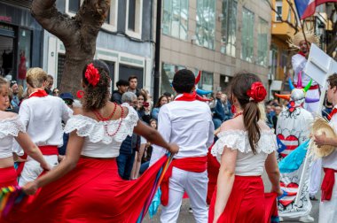 FUENGIROLA, İspanya - 1 Mayıs 2024: Fuengirola, İspanya 'daki Uluslararası Fuar Fuarı' nın açılış töreni