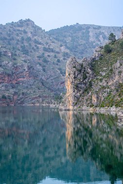 Quentar 'daki rezervuar barajında bulutlu hava durumu, Granada ili, Endülüs, İspanya