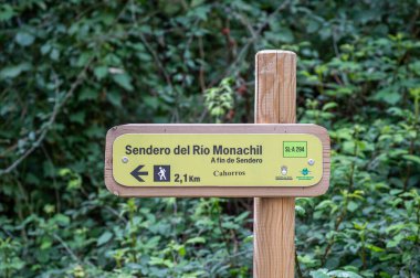 GRANADA, İspanya - 7 Nisan 2024: Monachil, Granada, İspanya 'da Monachil nehri üzerinde Sabina' nın yürüyüş yolu