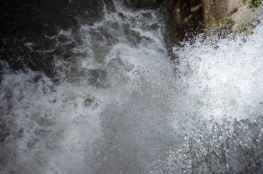 Monachil, Granada, İspanya 'daki Monachil nehri üzerinde Sabina' nın yürüyüş yolu.