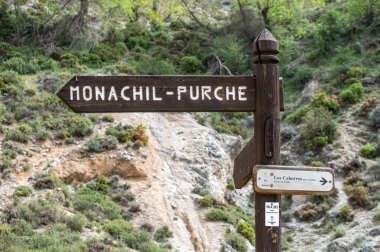 GRANADA, İspanya - 7 Nisan 2024: Monachil, Granada, İspanya 'da Monachil nehri üzerinde Sabina' nın yürüyüş yolu