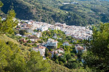 Caballos nehri üzerindeki şelalelere kadar olan yürüyüş yolundan panoramik manzara, Tolox, Malaga, İspanya 'daki Sierra de la Nieves Ulusal Parkı