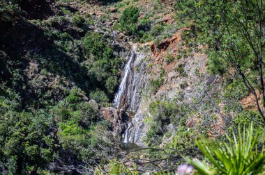 Caballos nehri üzerindeki şelalelere doğru yürüyüş yolu Tolox, Malaga, İspanya 'daki Sierra de la Nieves Ulusal Parkı