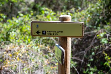 TOLOX, İspanya - 13 Nisan 2024: 13 Nisan 2024 tarihinde İspanya 'nın Tolox kentindeki Sierra de la Nieves Ulusal Parkı' ndaki Caballos nehri üzerindeki şelalelere yürüyüş yolu