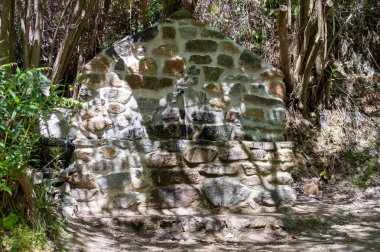 Caballos nehri üzerindeki şelalelere doğru yürüyüş yolu Tolox, Malaga, İspanya 'daki Sierra de la Nieves Ulusal Parkı