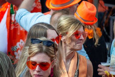 TORREMOLINOS, İspanya - 27 Nisan 2024: Hollanda Krallar Günü veya 27 Nisan 2024 tarihinde İspanya 'nın Torremolinos kentinde Hollanda kültür ve gastronomisine adanmış Koningsdag kutlamaları