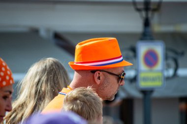 TORREMOLINOS, İspanya - 27 Nisan 2024: Hollanda Krallar Günü veya 27 Nisan 2024 tarihinde İspanya 'nın Torremolinos kentinde Hollanda kültür ve gastronomisine adanmış Koningsdag kutlamaları