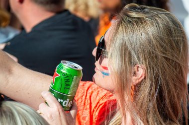 TORREMOLINOS, İspanya - 27 Nisan 2024: Hollanda Krallar Günü veya 27 Nisan 2024 tarihinde İspanya 'nın Torremolinos kentinde Hollanda kültür ve gastronomisine adanmış Koningsdag kutlamaları