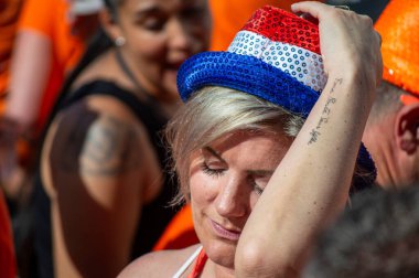 TORREMOLINOS, İspanya - 27 Nisan 2024: Hollanda Krallar Günü veya 27 Nisan 2024 tarihinde İspanya 'nın Torremolinos kentinde Hollanda kültür ve gastronomisine adanmış Koningsdag kutlamaları