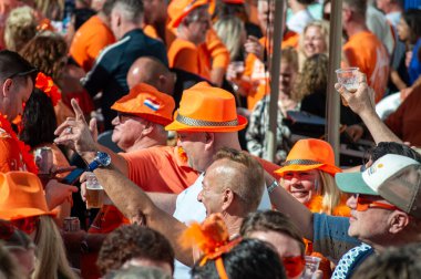 TORREMOLINOS, İspanya - 27 Nisan 2024: Hollanda Krallar Günü veya 27 Nisan 2024 tarihinde İspanya 'nın Torremolinos kentinde Hollanda kültür ve gastronomisine adanmış Koningsdag kutlamaları