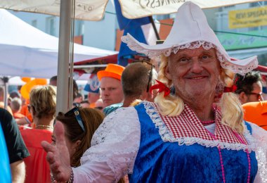 TORREMOLINOS, İspanya - 27 Nisan 2024: Hollanda Krallar Günü veya 27 Nisan 2024 tarihinde İspanya 'nın Torremolinos kentinde Hollanda kültür ve gastronomisine adanmış Koningsdag kutlamaları