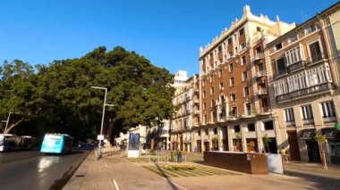 MALAGA, İspanya - 13 Ağustos 2023 'te İspanya' nın Malaga kentindeki Larios caddesinde sabah yürüyüşü