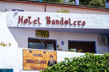 JUZCAR, İspanya - 28 Nisan 2024: Juzcar, İspanya 'daki Mavi Şirinler Köyünü Ziyaret