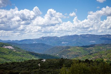 Sierra de las Nieves Ulusal Parkı 'ndaki Genal Vadisi' nin muhteşem manzarası, Endülüs, Güney İspanya