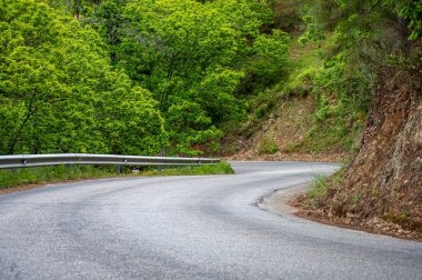 Genal Vadisi 'ndeki yerel yol Sierra de las Nieves Ulusal Parkı, Endülüs, Güney İspanya