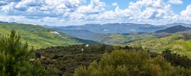 Sierra de las Nieves Ulusal Parkı 'ndaki Genal Vadisi' nin muhteşem manzarası, Endülüs, Güney İspanya