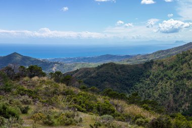 Sierra de las Nieves Ulusal Parkı, Endülüs, Güney İspanya 'da, dağların ve denizin üzerinde mavi bulutlar.