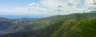 Sierra de las Nieves Ulusal Parkı, Endülüs, Güney İspanya 'da, dağların ve denizin üzerinde mavi bulutlar.