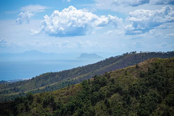 Sierra de las Nieves Ulusal Parkı, Endülüs, Güney İspanya 'da, dağların ve denizin üzerinde mavi bulutlar.