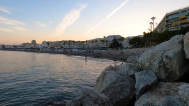 TORREMOLINOS, SPAIN - 20 Ağustos 2023: Rincon del Sol plajı üzerinde gün batımı, Akdeniz Torremolinos, Malaga, İspanya 'da 20 Ağustos 2023
