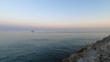 TORREMOLINOS, SPAIN - 20 Ağustos 2023: Rincon del Sol plajı üzerinde gün batımı, Akdeniz Torremolinos, Malaga, İspanya 'da 20 Ağustos 2023
